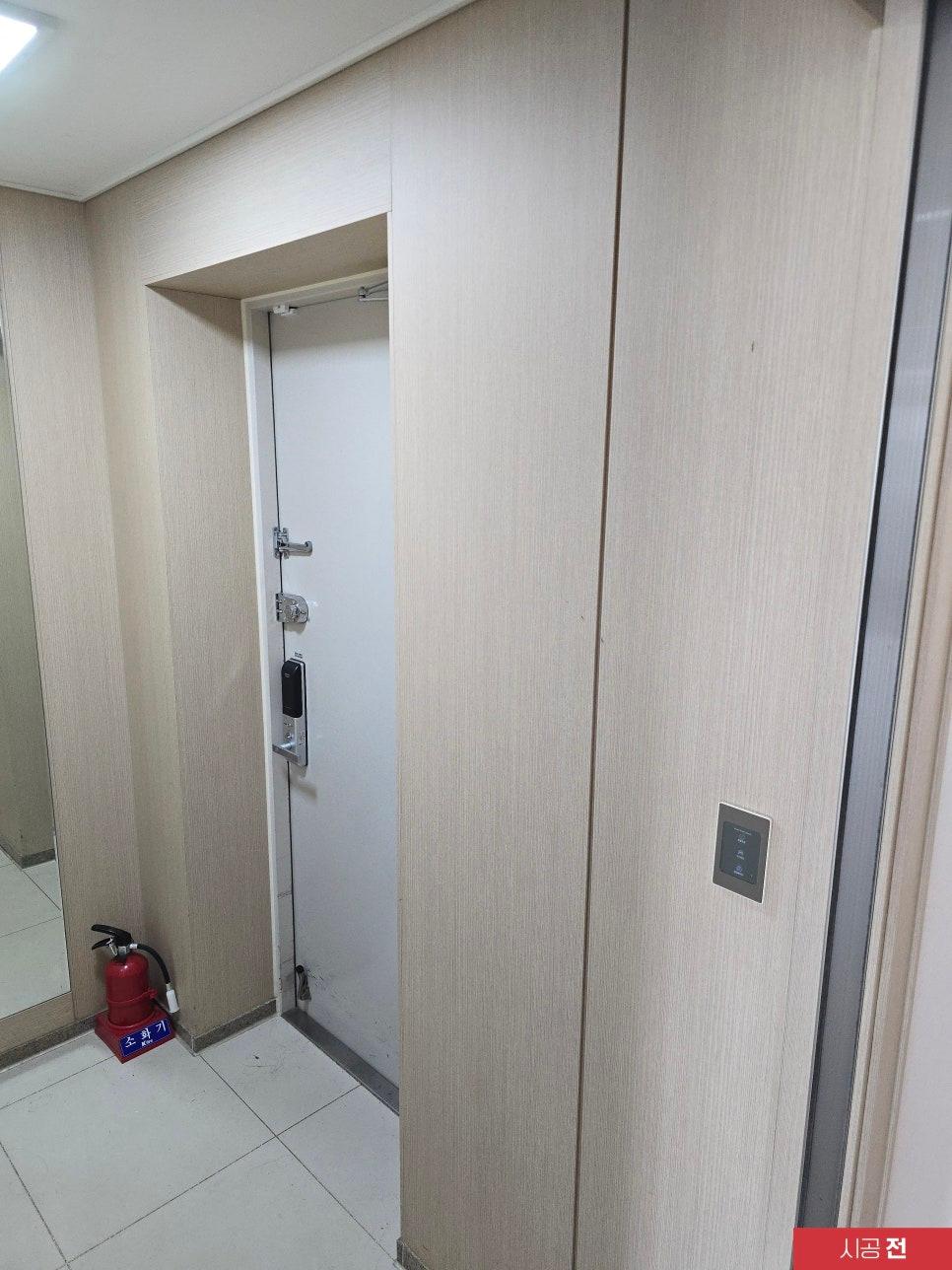 화이트와 크림의 조화가 아름다운 거실 전경