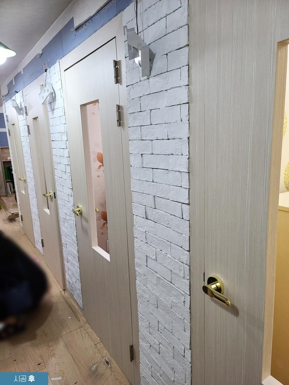 베이지색 도어와 흰색 벽돌 벽의 조화