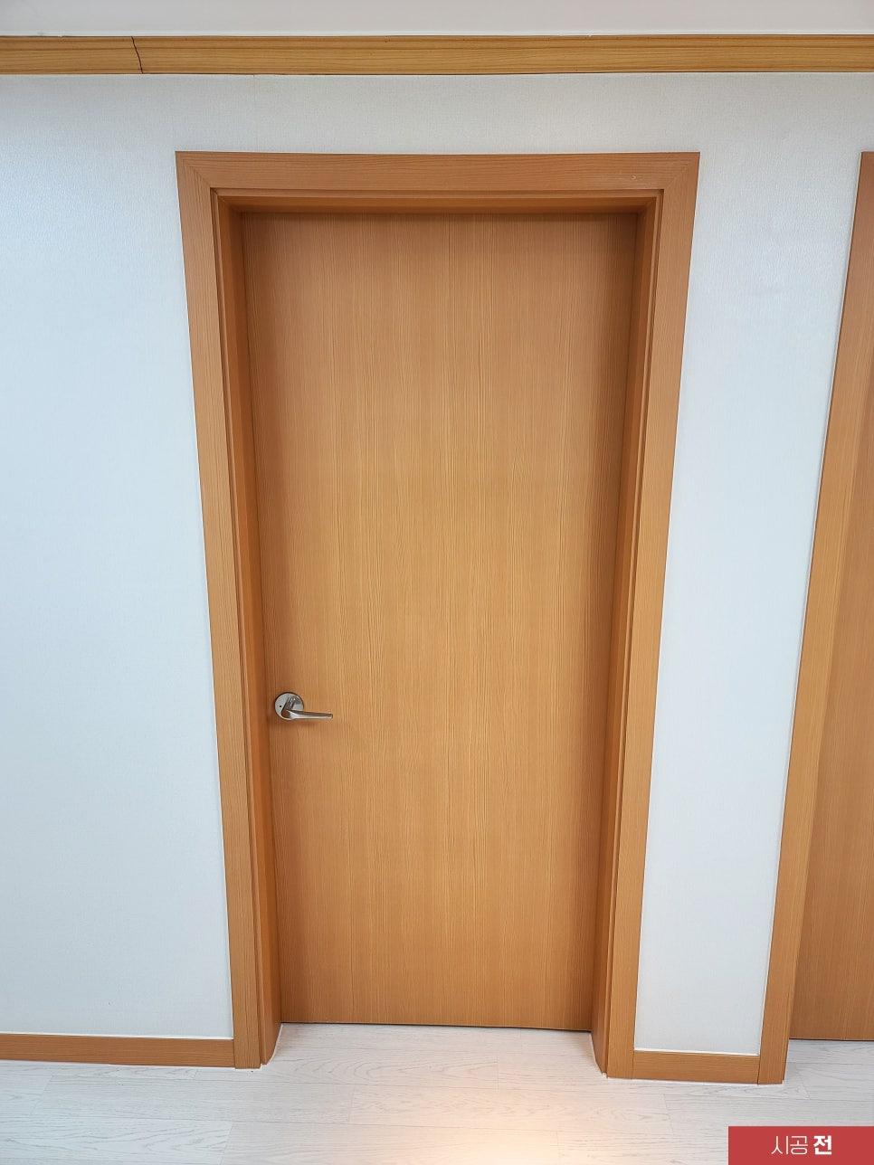 짙은 체리색이 그대로 드러난 시공 전 도어 근접 샷
