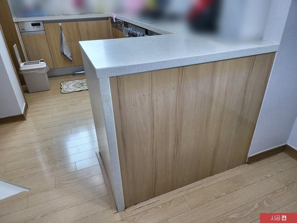 목재 패널로 마감된 아일랜드 카운터의 시공 전 상태