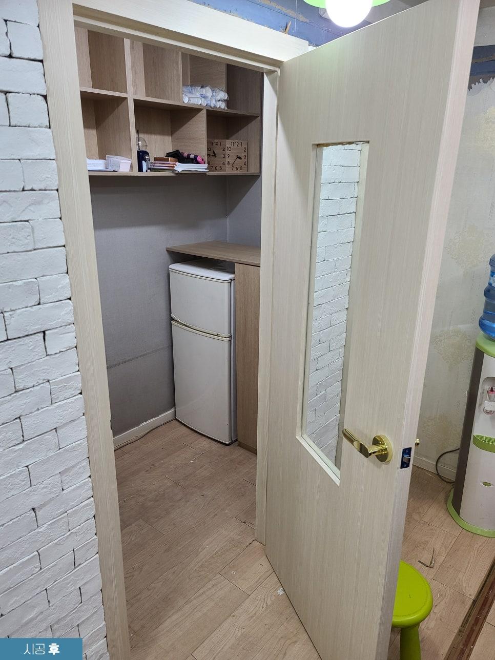 흰색 벽돌 벽과 목재 톤 수납장이 있는 공간