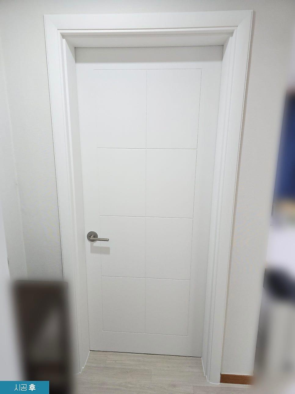 홈 부분까지 밀착 시공된 화이트 도어