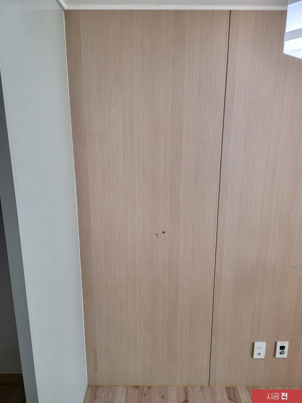 목재 패턴 마감재가 적용된 벽면의 시공 전 상태