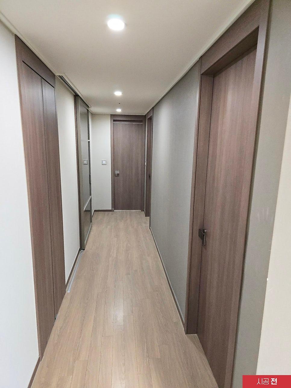 우드톤 수납장과 바닥이 보이는 시공 전 모습
