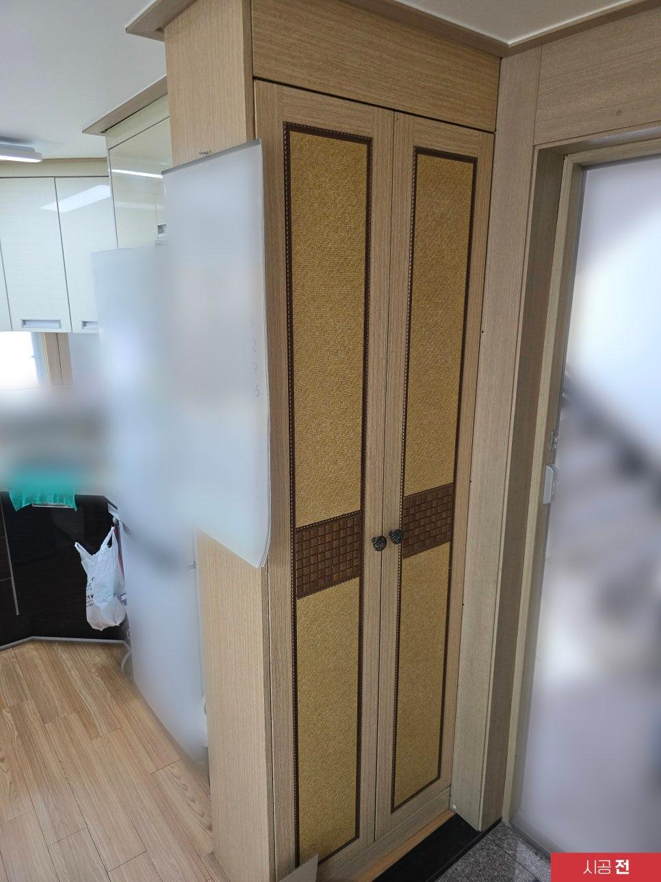 금장 몰딩과 바둑판 패턴이 있는 현관 수납장
