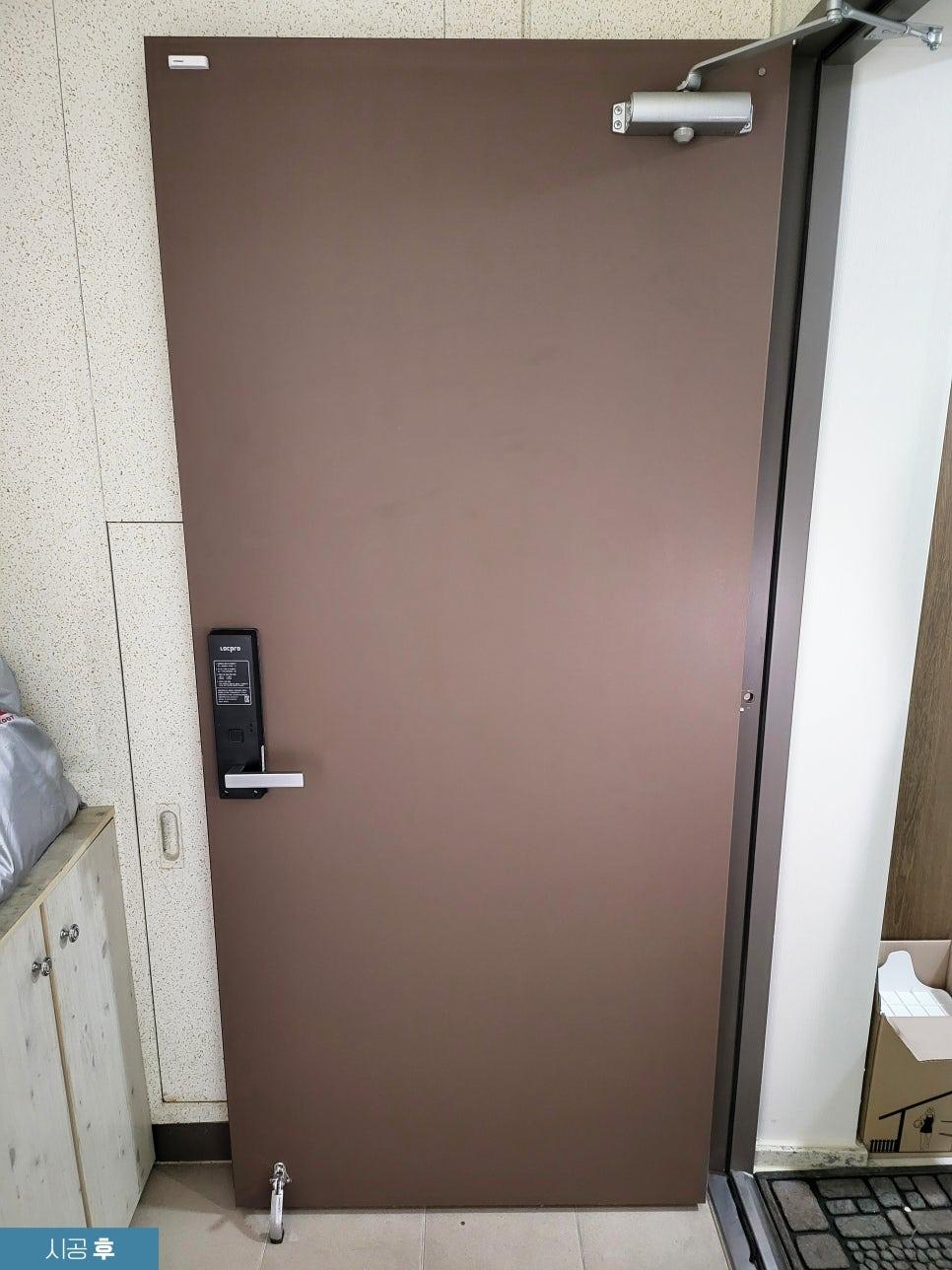 여닫이 도어와 프레임 상부의 마감 상태