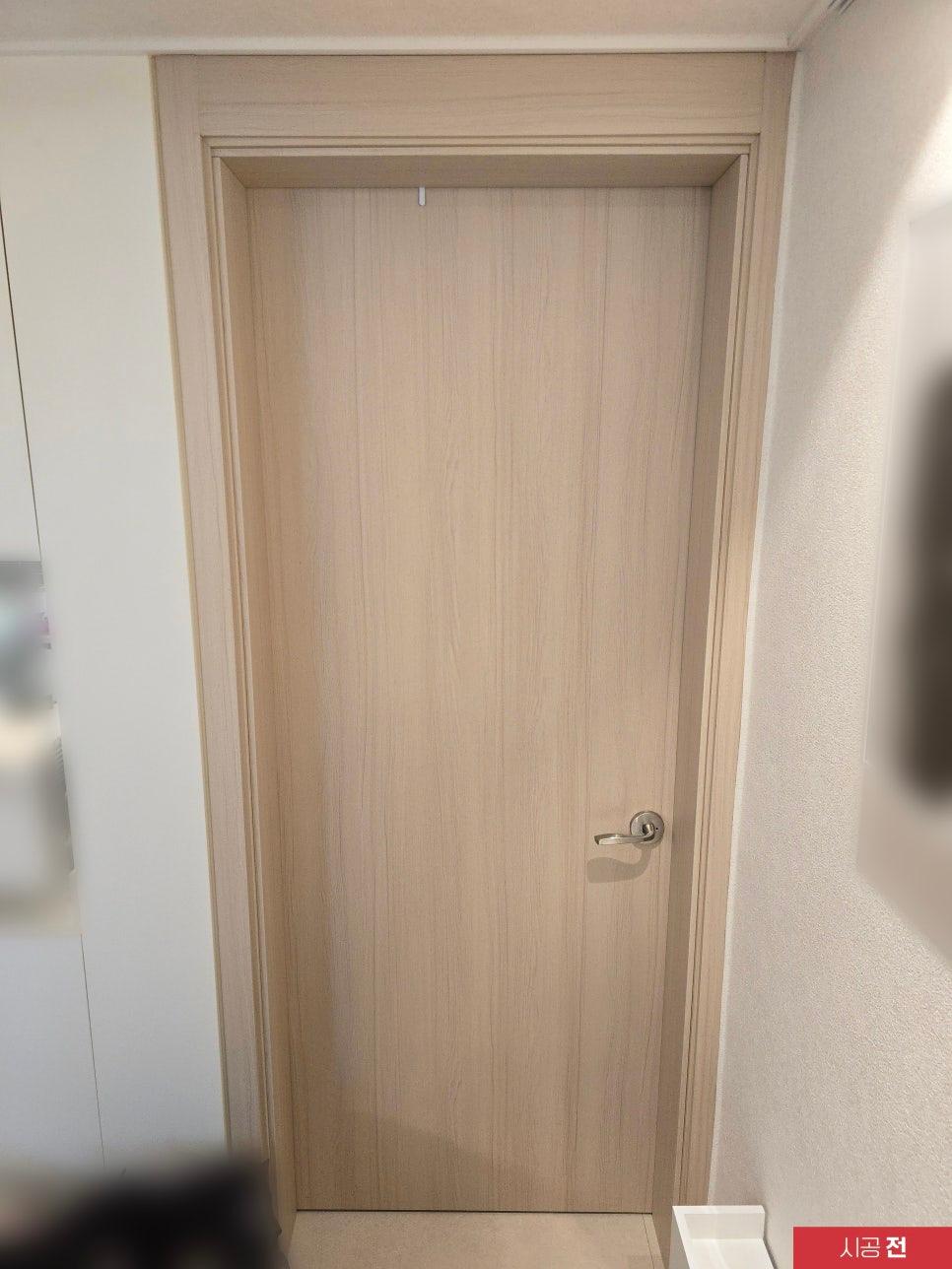 시공 전 도어의 하부 패널과 프레임 상태