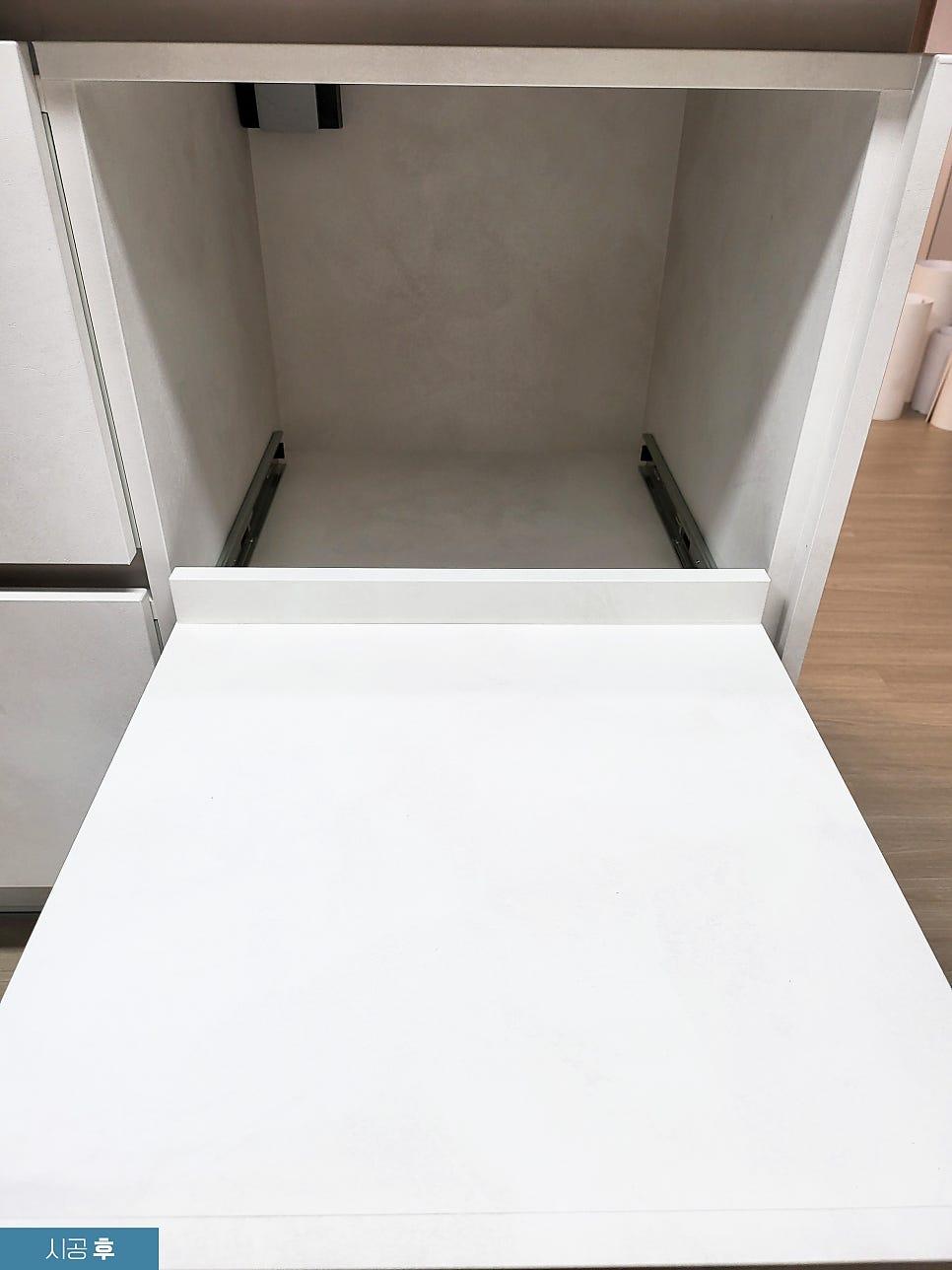 내부 트레이 공간까지 래핑한 수납장 내부