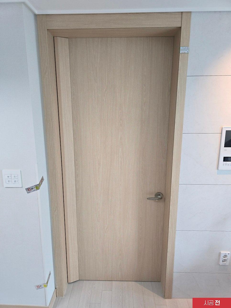 시공 전 우드톤 도어와 프레임의 모습