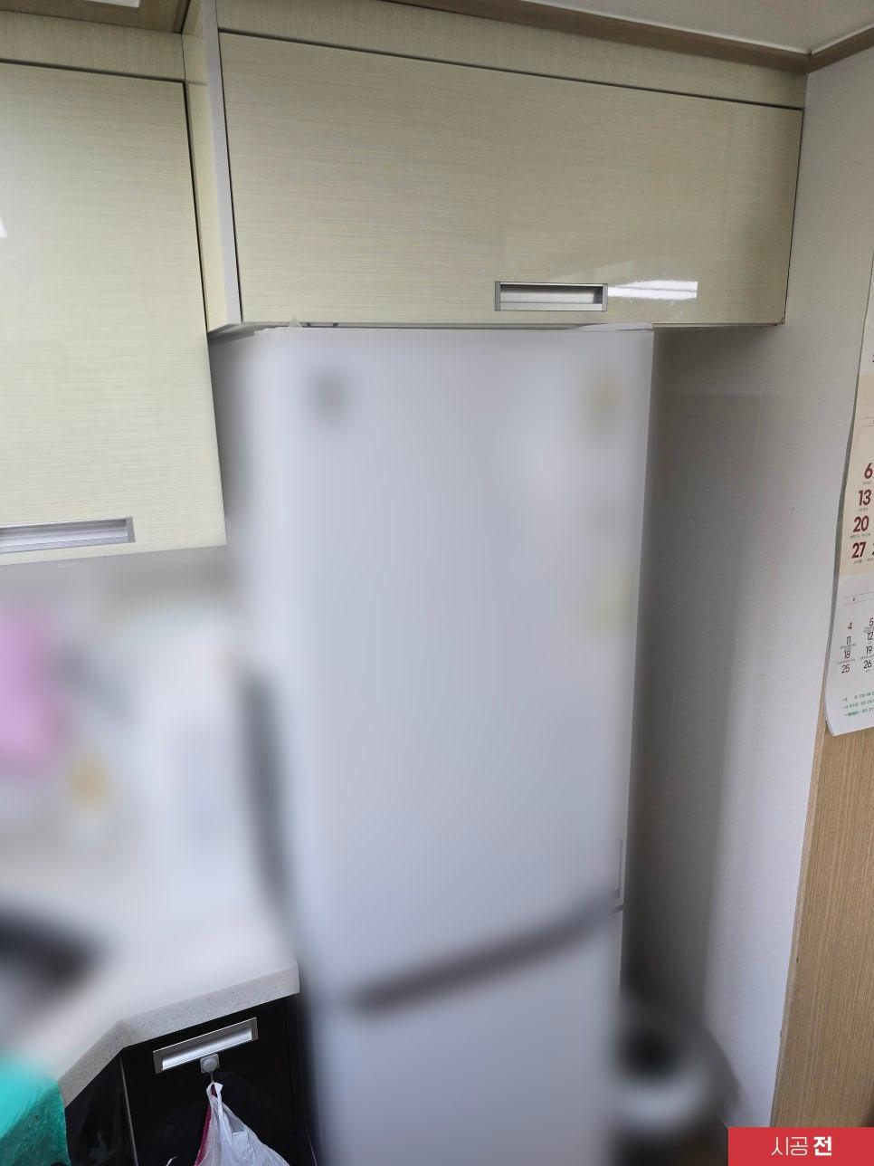 흰색 냉장고와 베이지색 수납장이 있는 주방