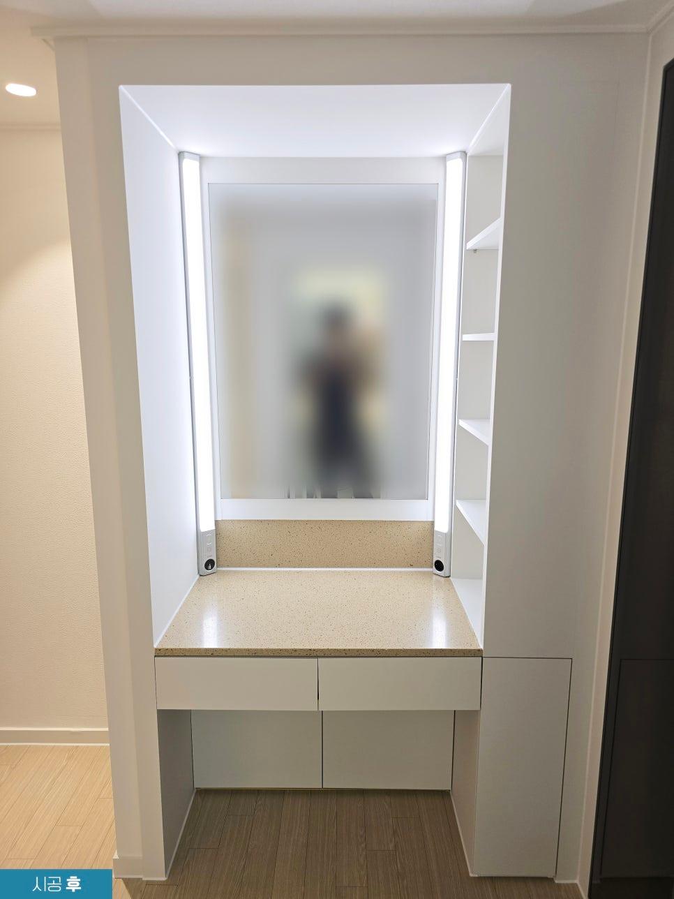 수납장, 가운데 카운터 공간, 내부 선반, 수납장 조명, 우드톤 바닥