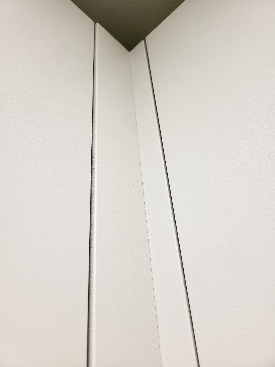 벽면과 천장 접합부의 패널 디테일