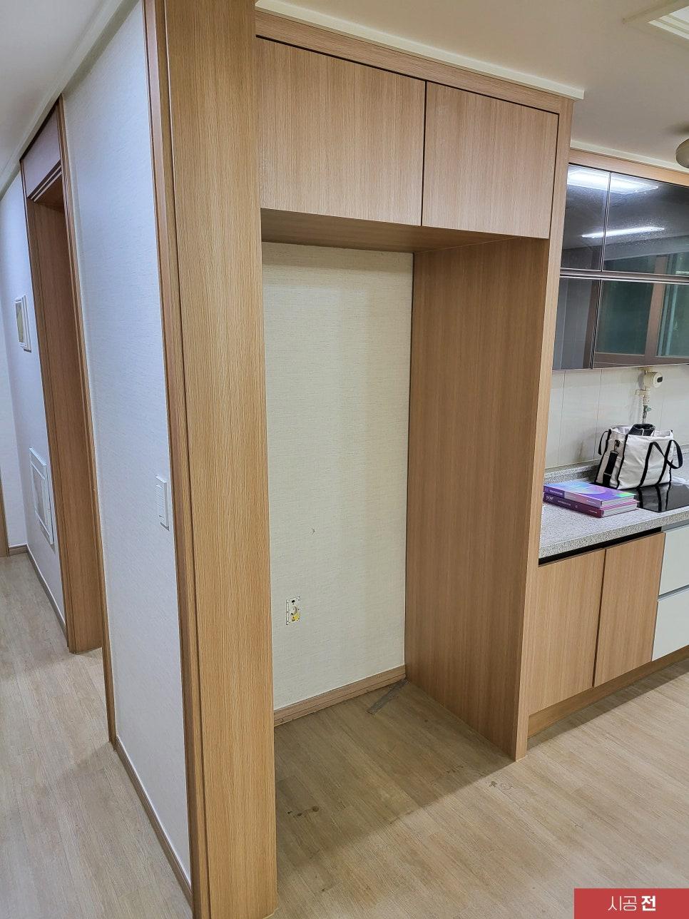 평평한 디자인의 수납장과 우드 바닥