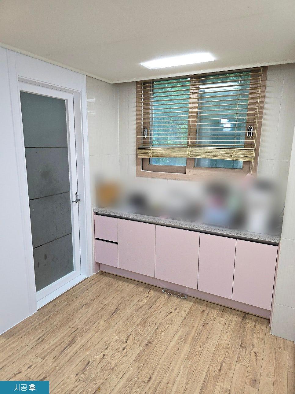 실리콘 마감으로 틈새를 메운 수납장 하단부