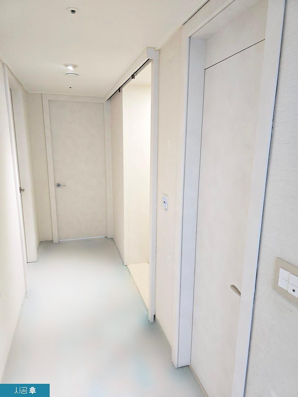 화이트 톤으로 정돈된 시공 후 복도 전경