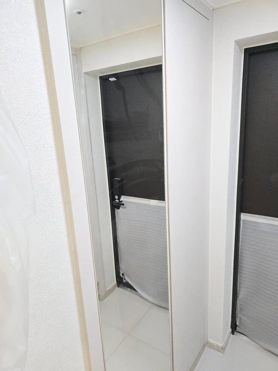 신발장까지 톤을 맞춘 깔끔한 현관 입구