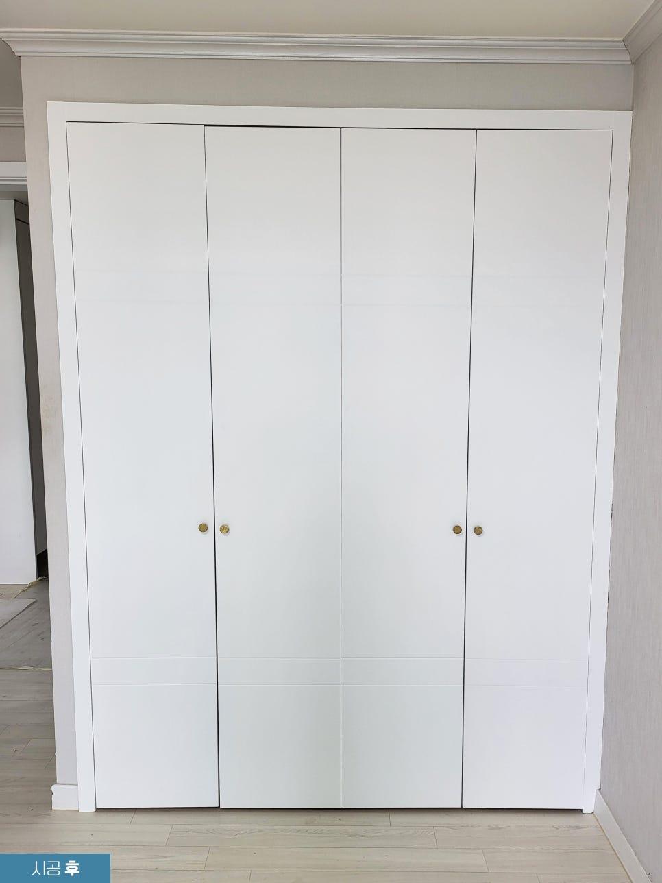 화이트 필름으로 리폼된 수납장과 바닥