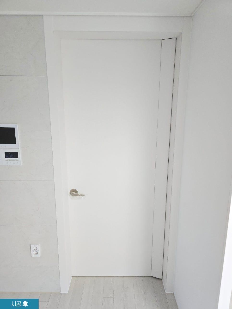 무광 화이트로 마감된 도어 프레임과 패널