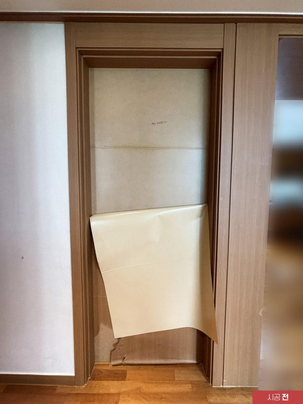프레임 경계 부분이 들떠 있는 시공 전의 도어