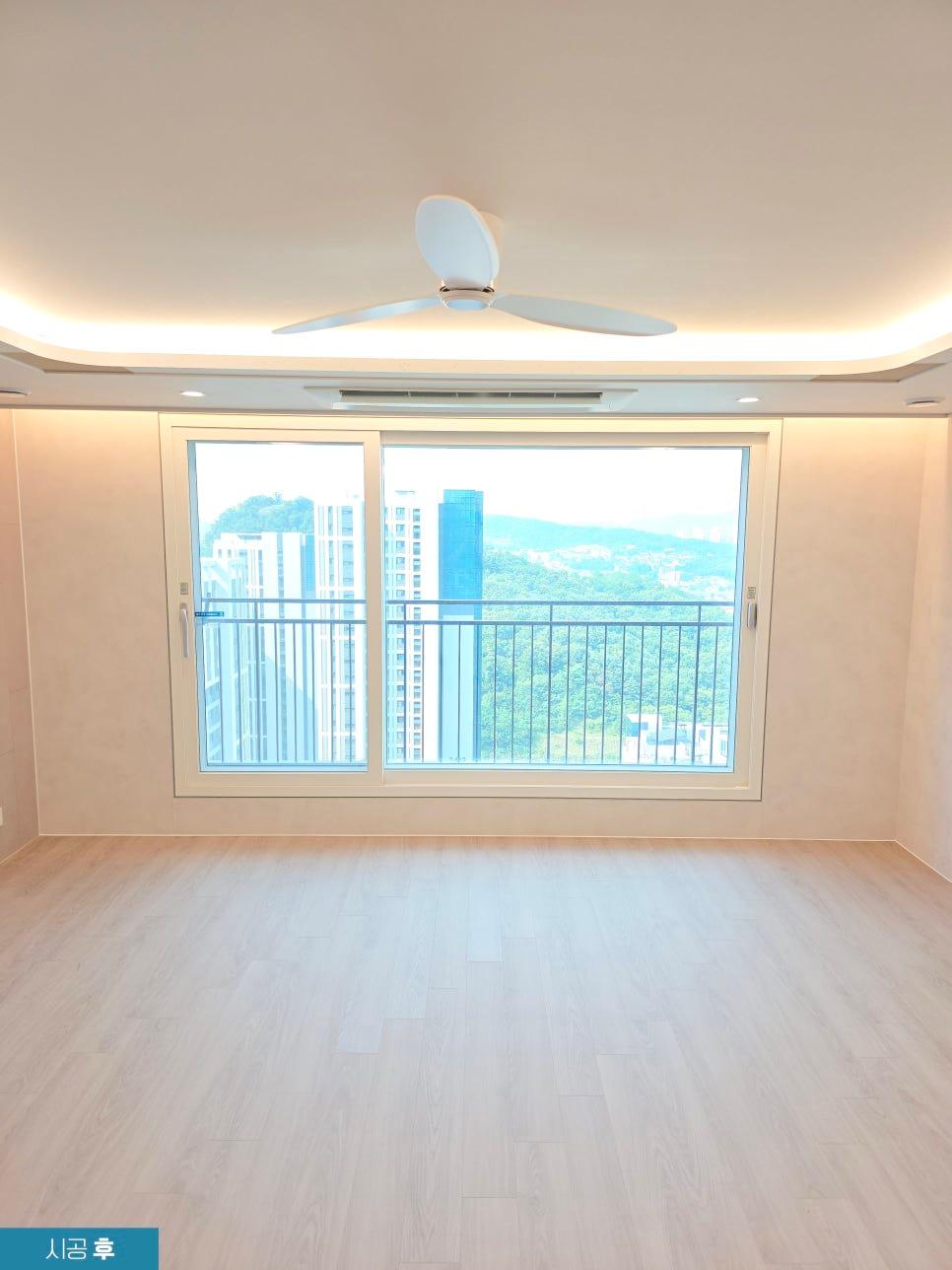 창호 주위 몰딩판까지 마감된 거실 벽면
