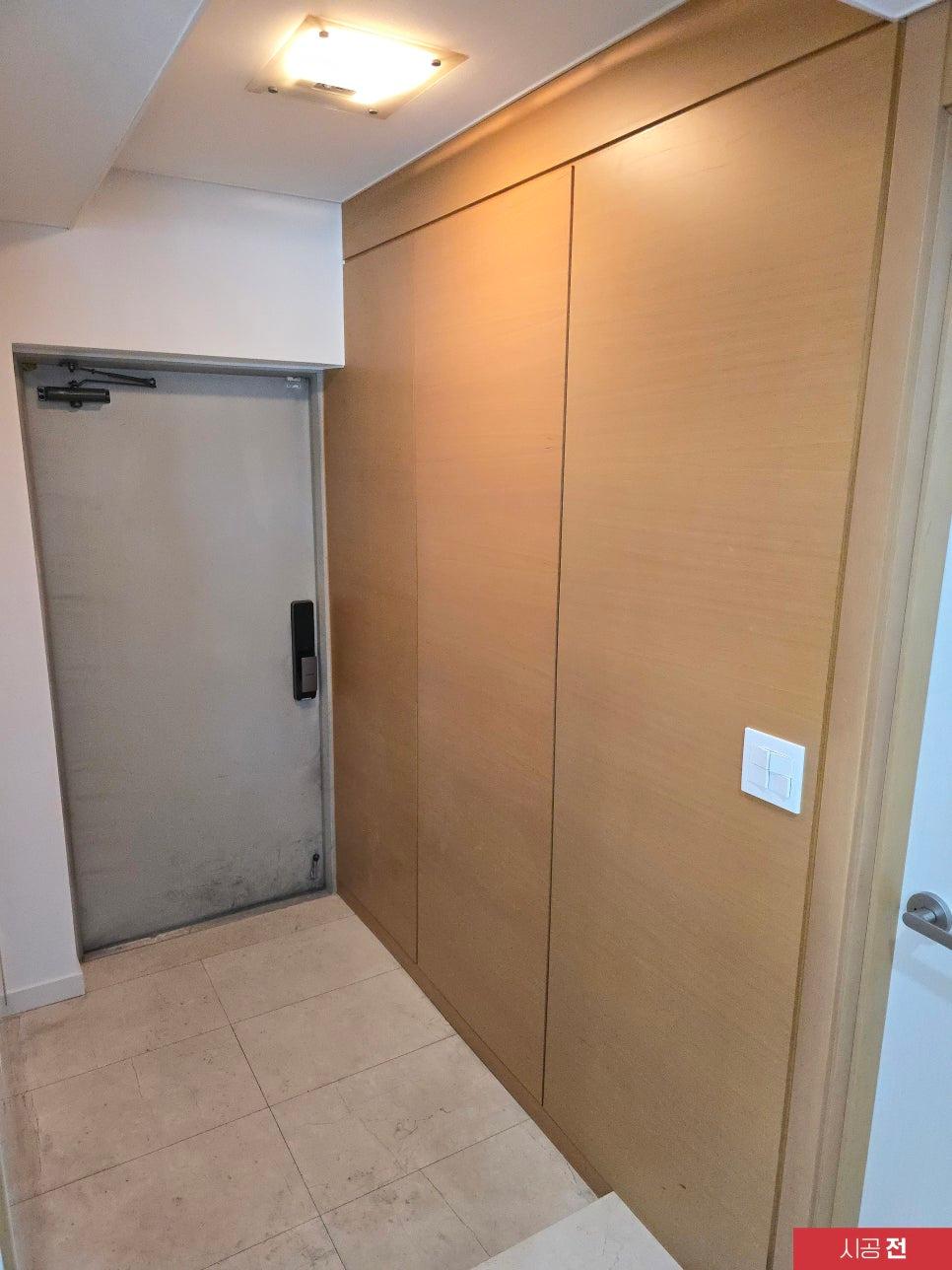 사용감이 느껴지는 시공 전의 수납장 모습
