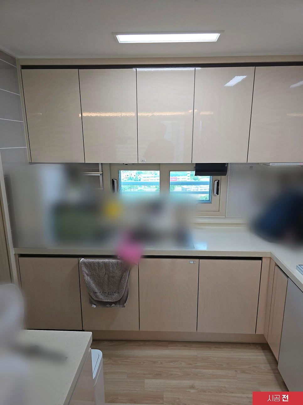주방 수납장에 필름을 입히는 시공 과정