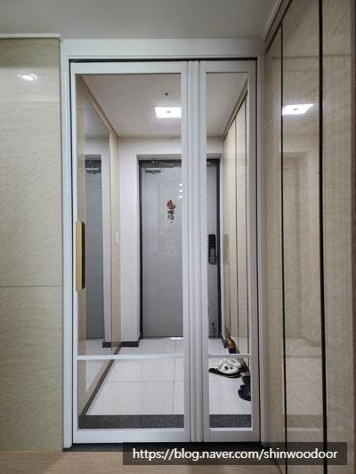 띠를 활용해 포인트를 준 하부 디자인