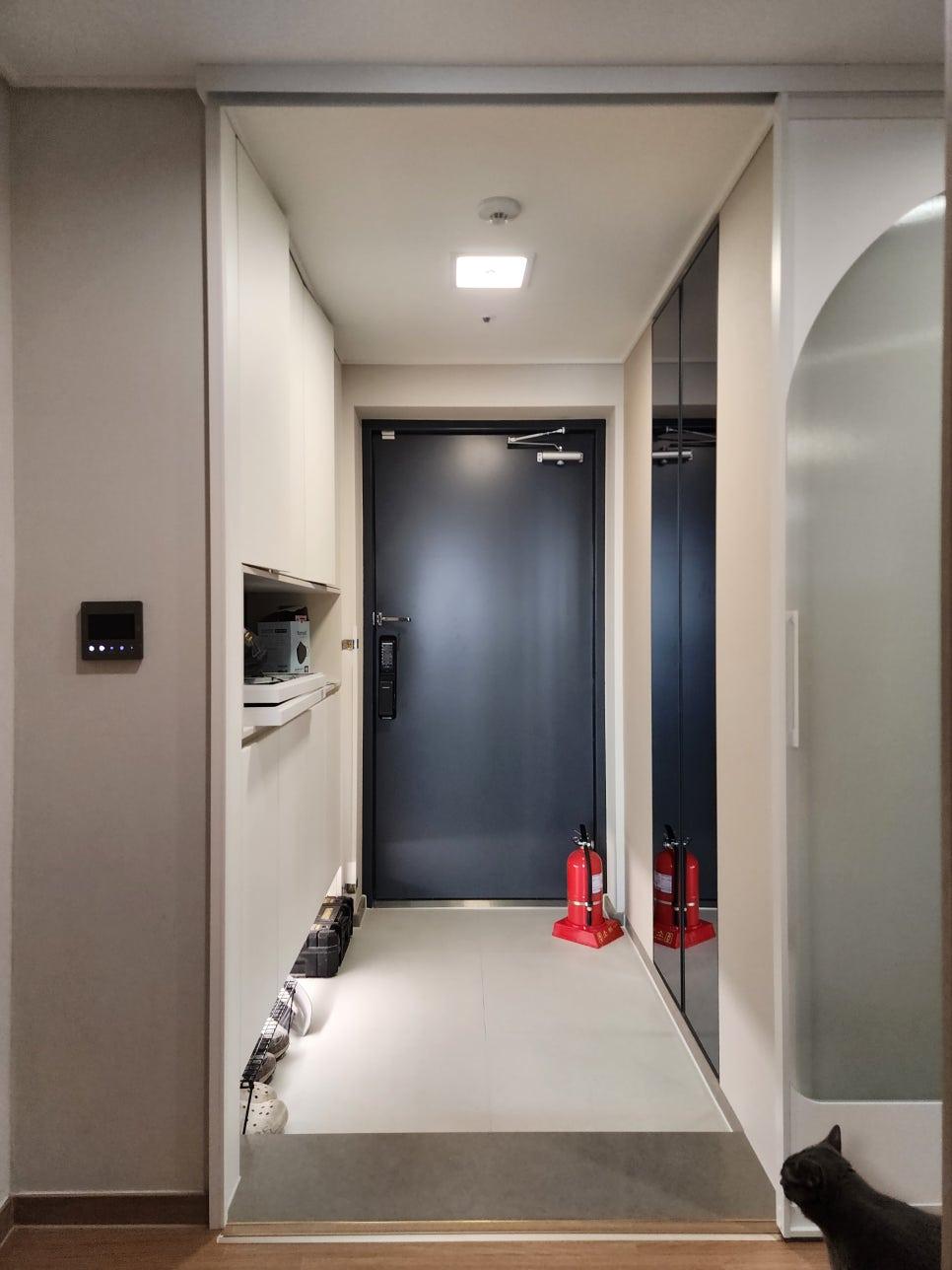 블랙 도어로 세련되게 완성된 현관