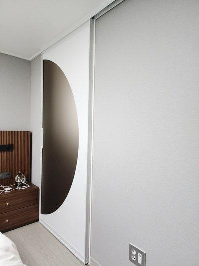 반달아치 디자인이 돋보이는 슬라이딩 도어