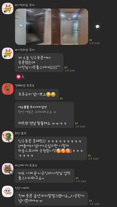 색감의 대비로 리듬감을 준 복도 공간