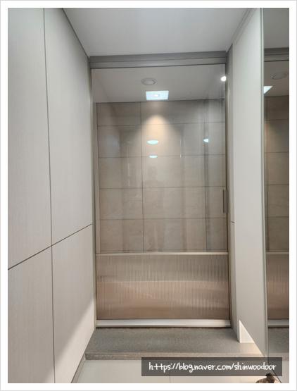 프레임과 유리의 조화가 돋보이는 디테일