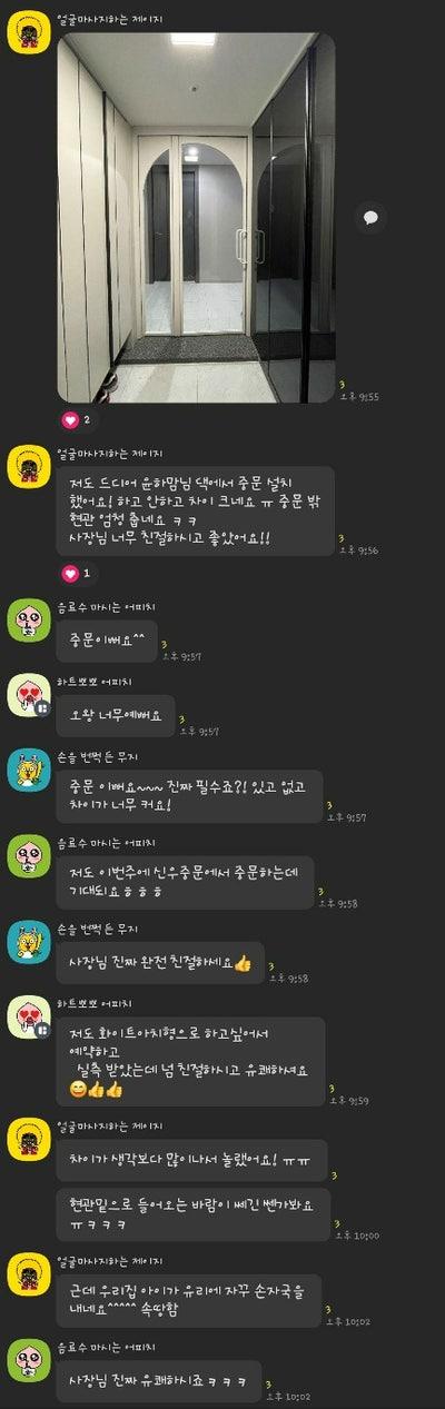블랙 유리 슬라이딩 도어로 완성된 깔끔한 복도