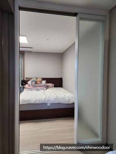 화이트 프레임과 샤틴 유리가 조화를 이룬 완성된 중문