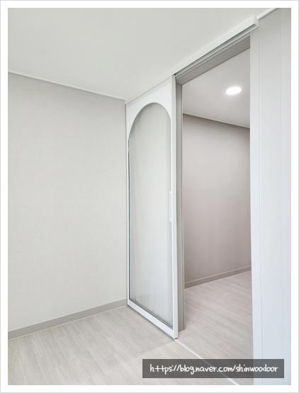 은은한 빛의 결이 느껴지는 모루유리 패턴