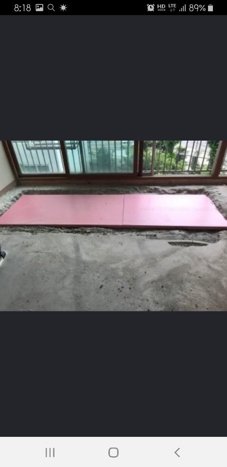 분홍색 타일이 깔려 있는 발코니 바닥