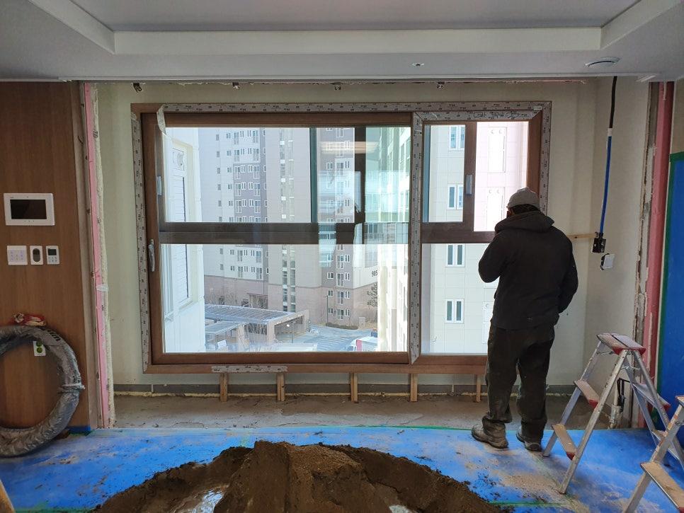 창호 설치 중인 벽면과 바닥의 철제 레벨러
