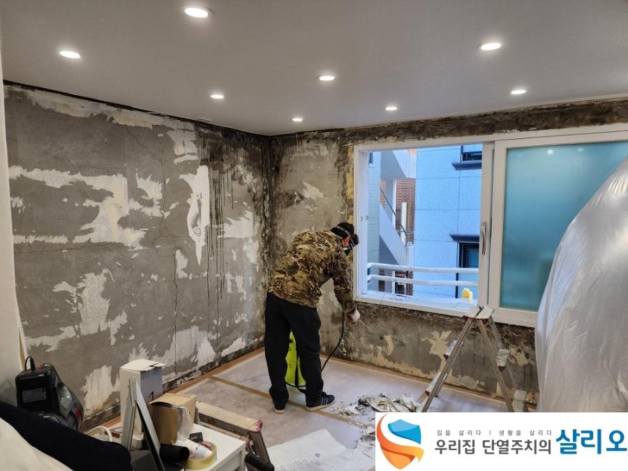 곰팡이 제거를 위해 도배지를 모두 걷어낸 현장