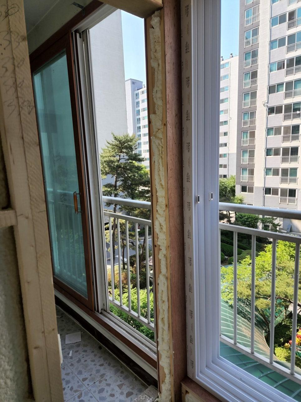 창호 주변 목재 구조물과 고무 재질의 채움재