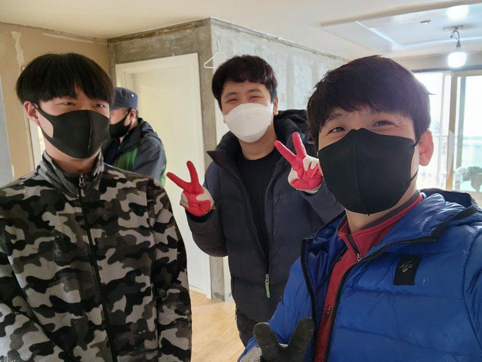 작업 시작 전 팀원들이 모여 현장을 점검하는 모습