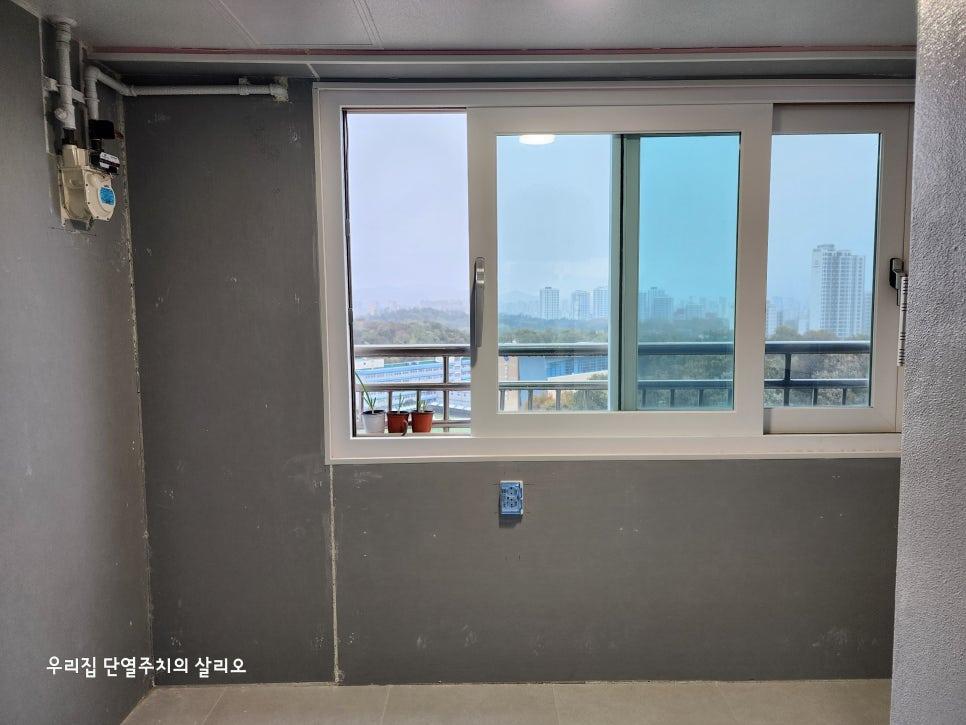 차분한 회색 벽면과 창가가 어우러진 완성된 모습