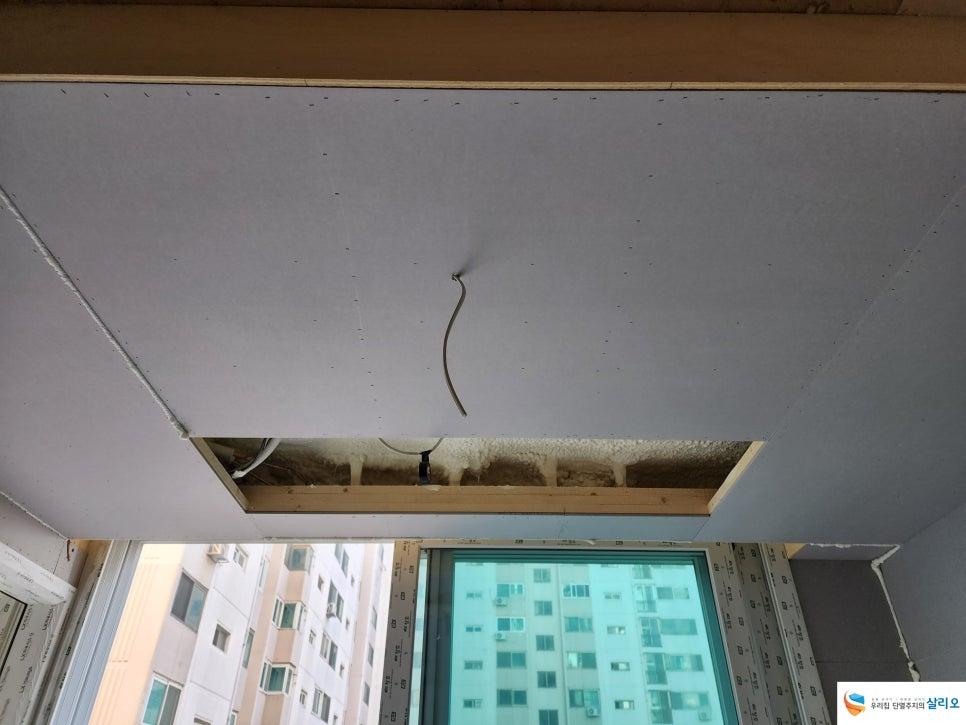 천정 석면보강판과 창호 근처 배관 구조