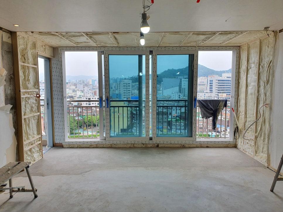 보드재가 노출된 벽면과 콘크리트 바닥