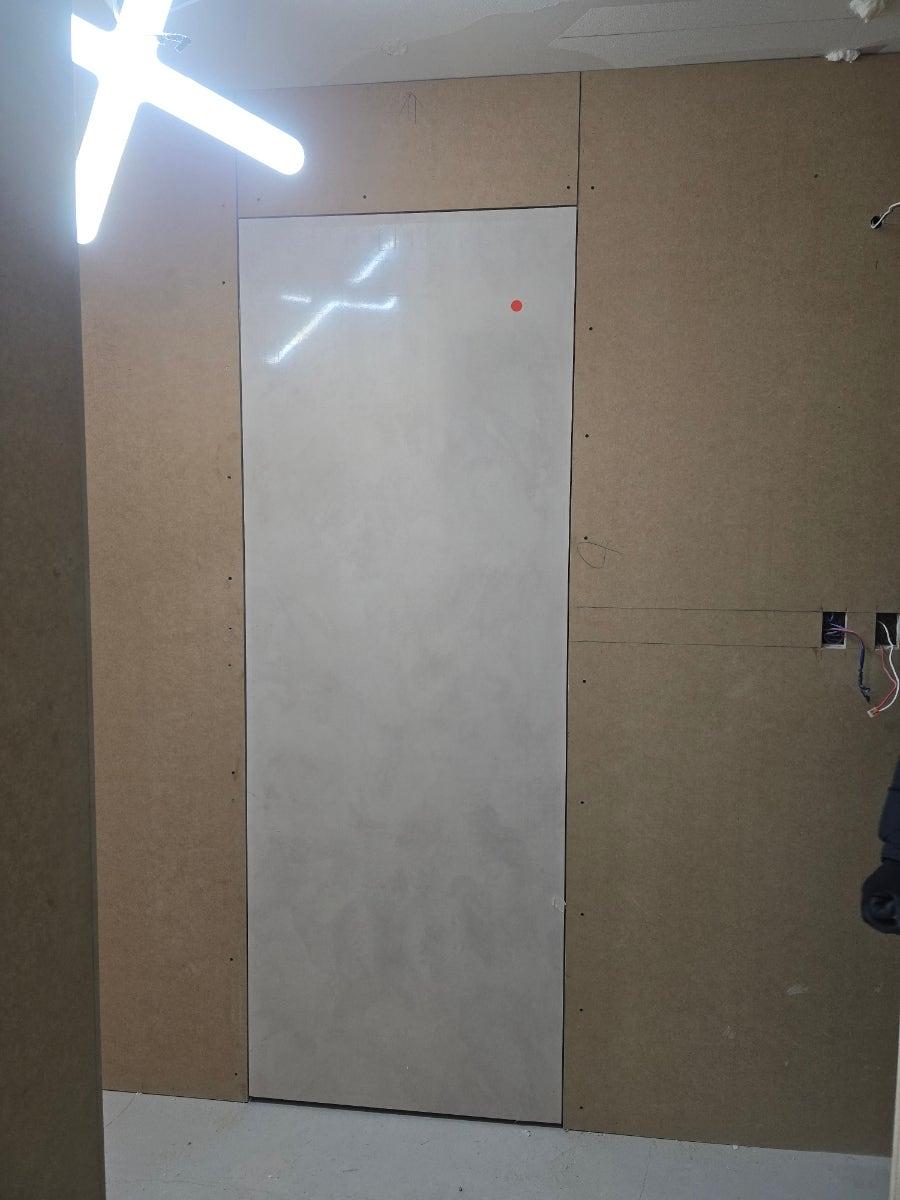 전기 배선과 벽면 정리가 한창인 모습