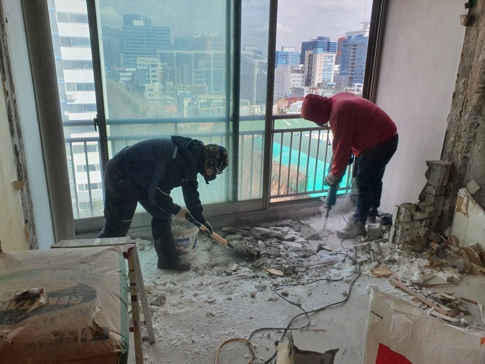 창호 주변 틈새를 정리하는 과정