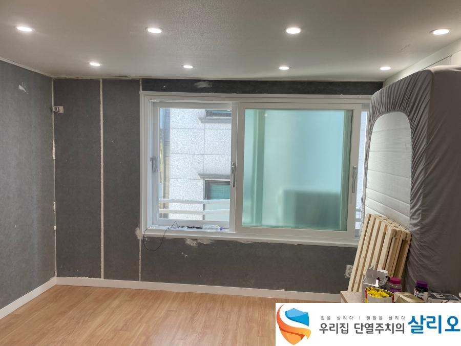 목재 바닥과 회색 벽면이 보이는 작업 공간