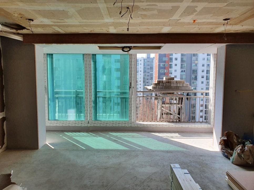 벽면 전체에 폼이 도포되어 굳어진 상태
