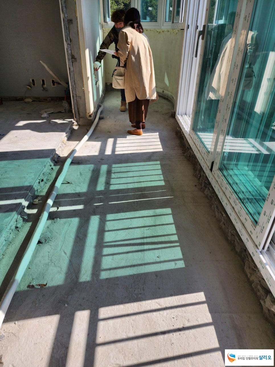 PVC 파이프가 놓인 복도 철거 현장