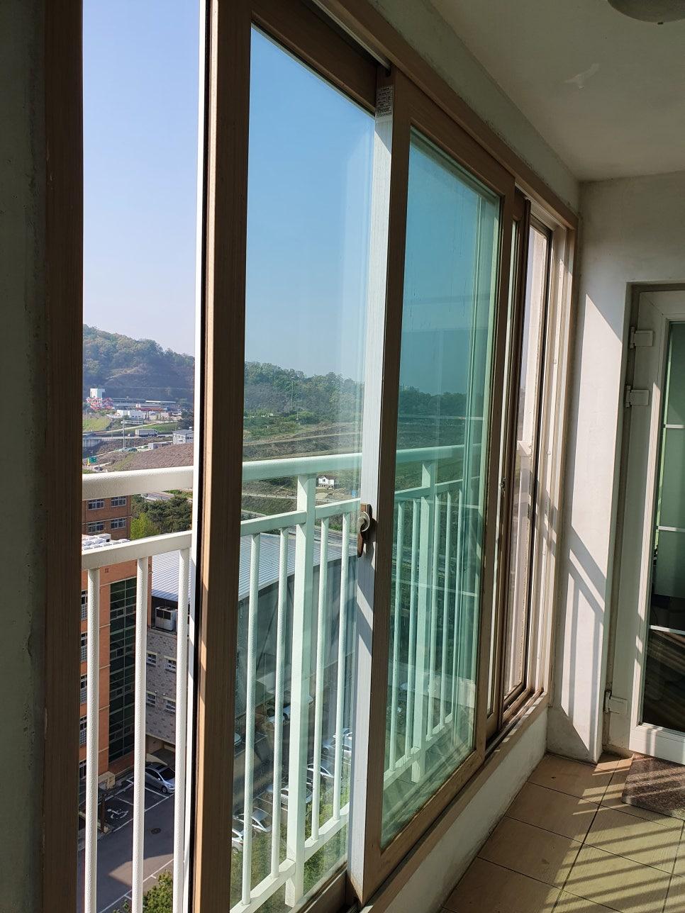 베이지색 타일 바닥과 유리창호가 있는 발코니