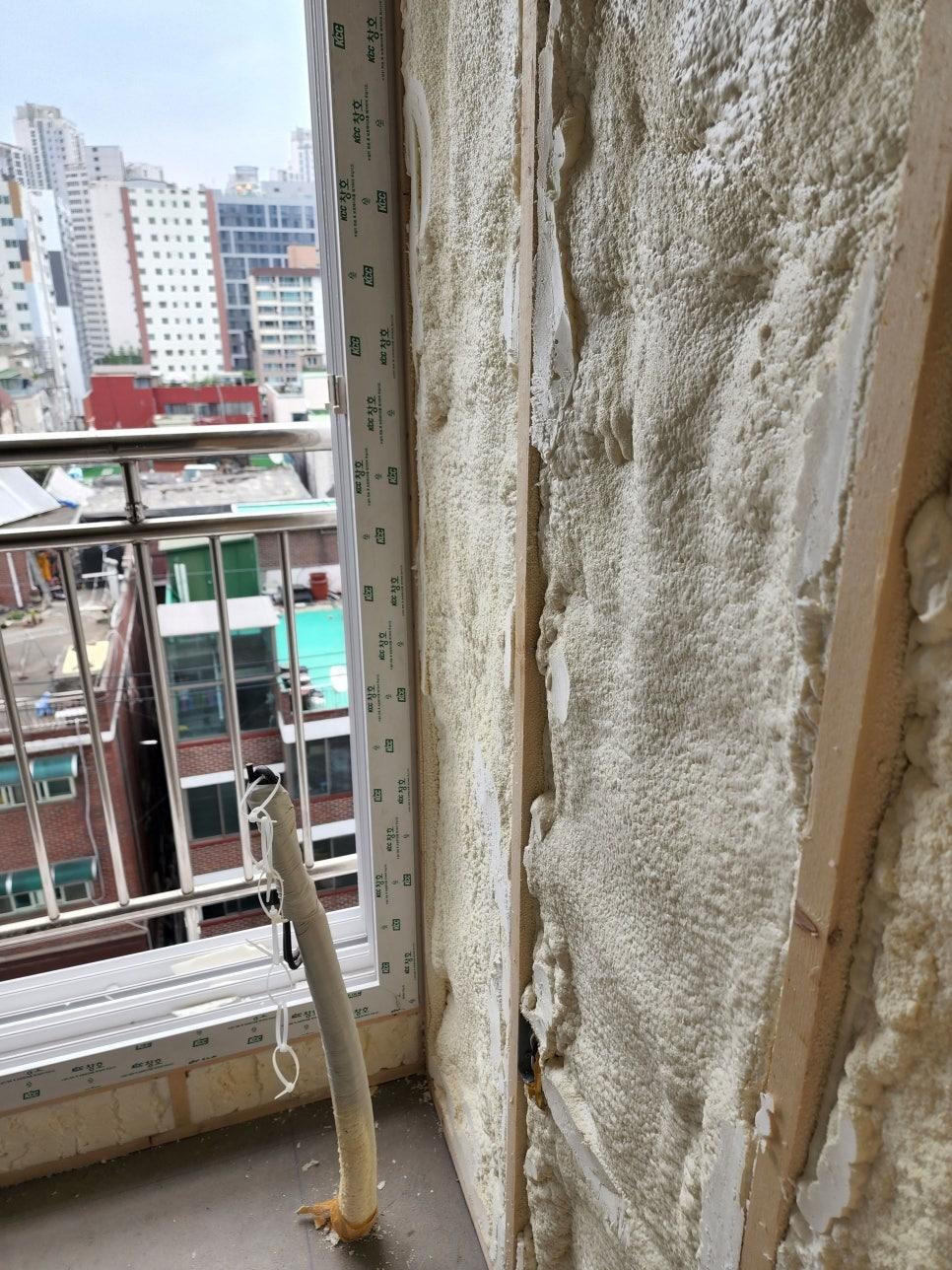 창호 프레임과 벽 사이 폼 재료를 고정한 상태