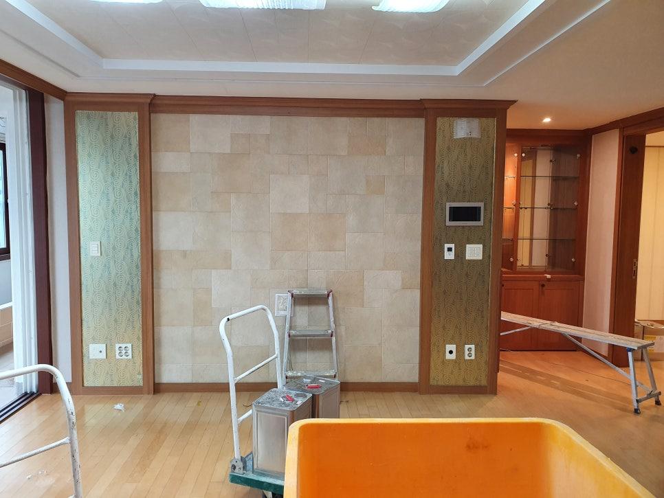레이저 라이트와 목재 프레임으로 수평을 잡는 작업 현장